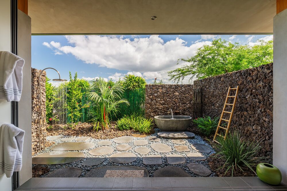 Materials and Features for Outdoor Showers